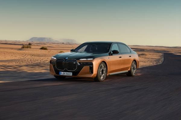 ภาพ BMW i7 จากแหล่งข้อมูลที่ตรวจสอบแล้ว