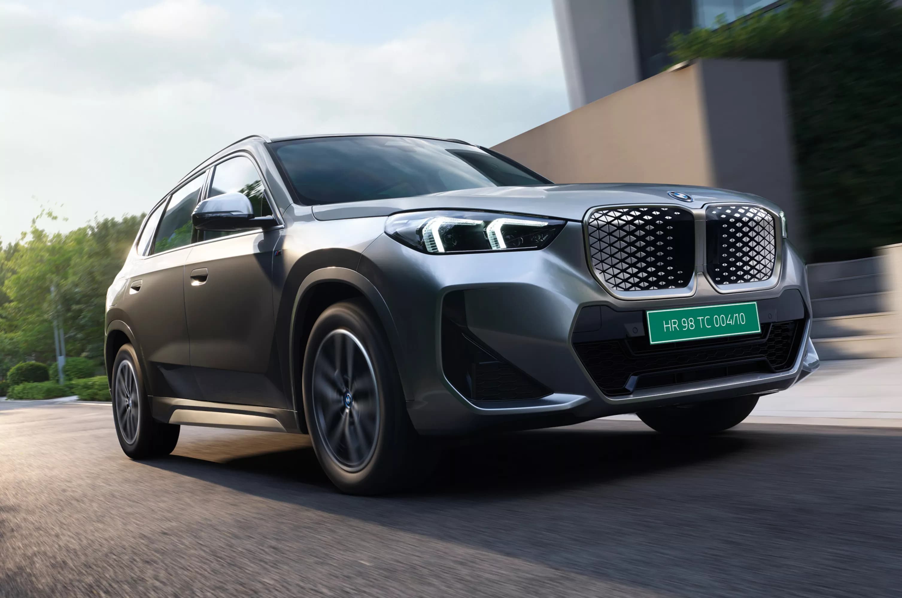 ภาพ BMW iX1 L จากแหล่งข้อมูลที่ตรวจสอบแล้ว