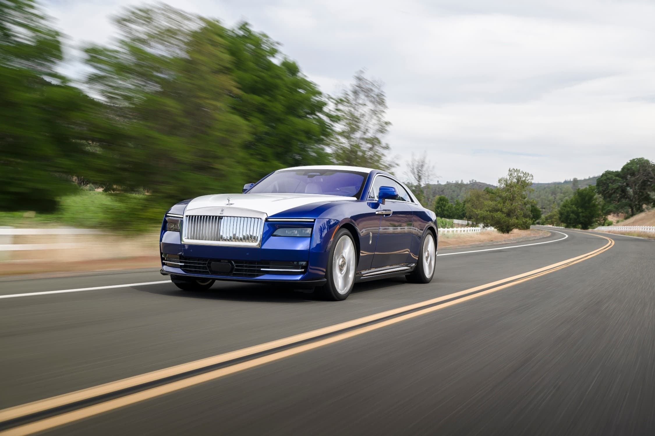 ภาพ Rolls-Royce Spectre จากแหล่งข้อมูลที่ตรวจสอบแล้ว