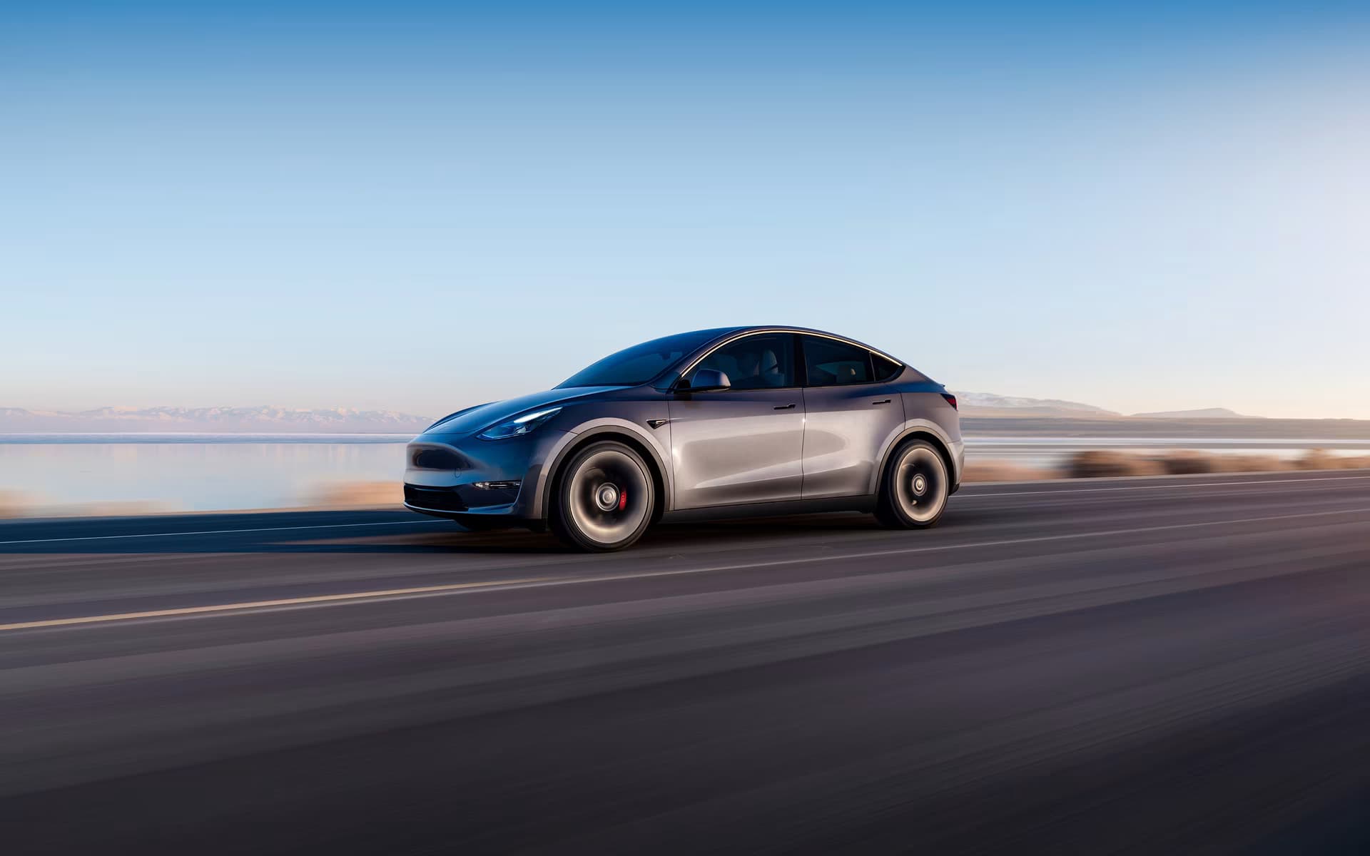 ภาพ TESLA Model Y จากแหล่งข้อมูลที่ตรวจสอบแล้ว