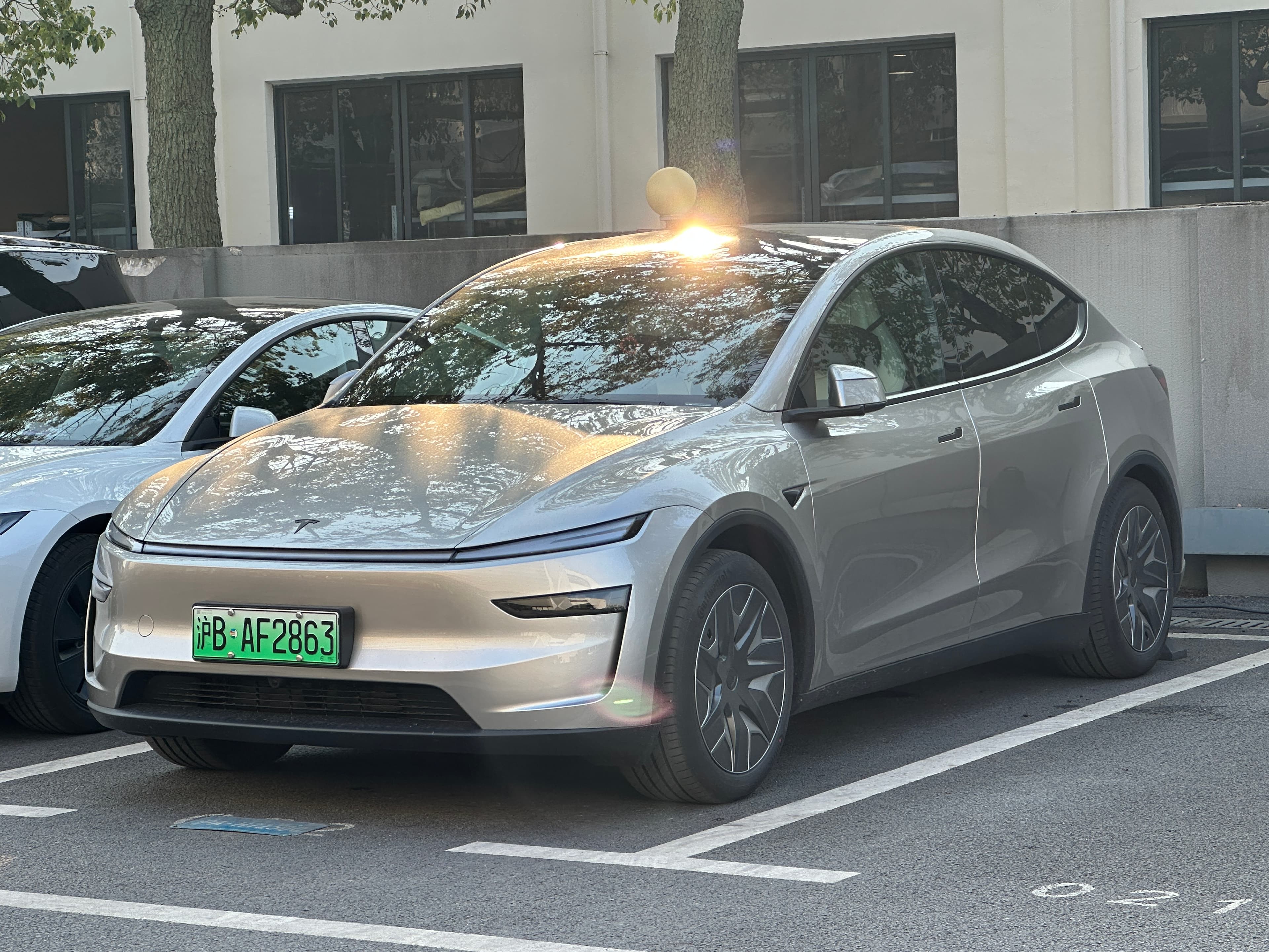 ภาพ TESLA Model Y L จากแหล่งข้อมูลที่ตรวจสอบแล้ว