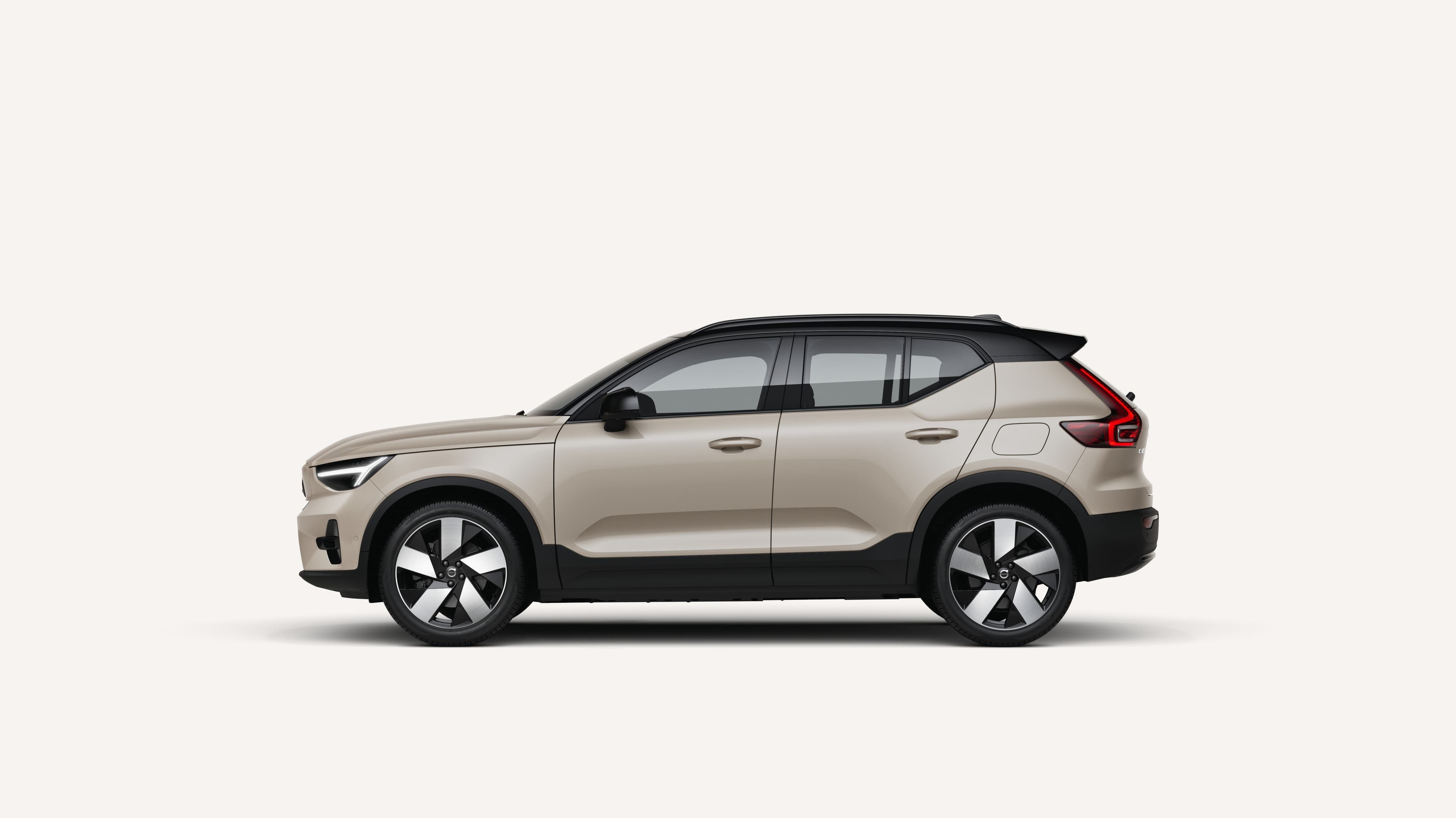 ภาพ Volvo EX40 จากแหล่งข้อมูลที่ตรวจสอบแล้ว